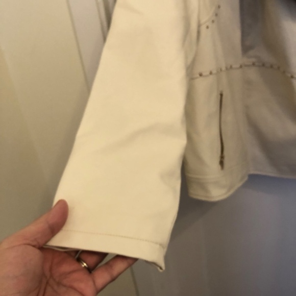 JustFab 3x faux leather white biker jacket, never worn. Pockets, and zipper - Picture 2 of 12